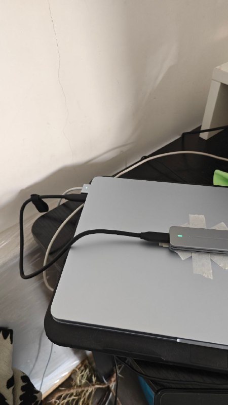 V2EX-最热主题解决 256g 丐版硬盘不足的问题（笑）qwetrz007sh:前言19 年看到一个视频有人这样干过，不过他是富二代，直接用的热熔胶粘上去的25 年我终于用上 MacBook 了，我改良了一下！优点：用磁铁，拿取很方便，更换硬盘也方便