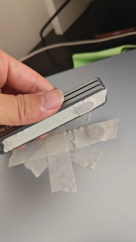 V2EX-最热主题解决 256g 丐版硬盘不足的问题（笑）qwetrz007sh:前言19 年看到一个视频有人这样干过，不过他是富二代，直接用的热熔胶粘上去的25 年我终于用上 MacBook 了，我改良了一下！优点：用磁铁，拿取很方便，更换硬盘也方便