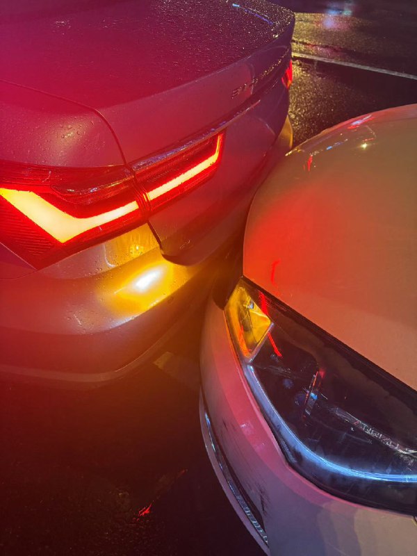 V2EX-最热主题兄弟们，昨晚追尾了出租车，私了给了 1200，各位以后雨天开车小心点