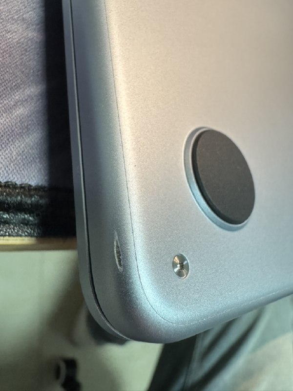 V2EX-最热主题新买的 MacBook Air 不小心摔了怎么办#v2exsharkCapt:刚到手第四天，被对象不小心给摔了，四个角大概都是这种程度的损伤求教现在应该怎么处理1. 凑合用 但心里膈应2. 出手能接受亏 1k 16+512 天蓝色3. 买 ac+ 但是我不是很了解怎么售后 能否换新请各位大佬给些建议...source