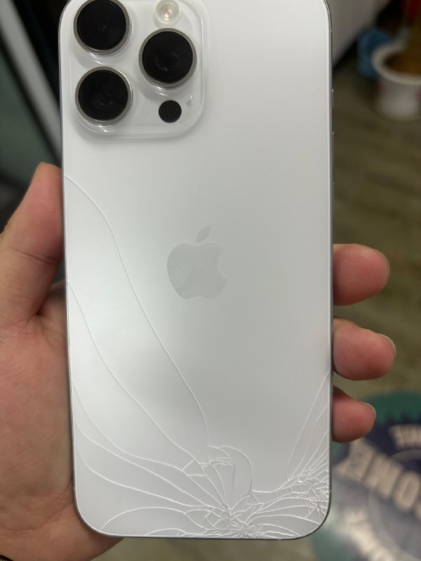 V2EX-最热主题16pm， v 友们给支支招#v2exzpaeng:昨天刚买的，今天后面玻璃就坏了，要怎么弄source