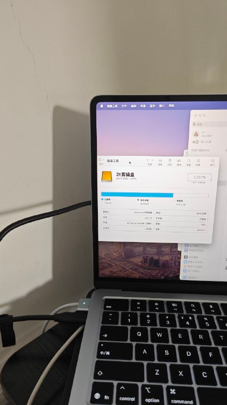 V2EX-最热主题解决 256g 丐版硬盘不足的问题（笑）qwetrz007sh:前言19 年看到一个视频有人这样干过，不过他是富二代，直接用的热熔胶粘上去的25 年我终于用上 MacBook 了，我改良了一下！优点：用磁铁，拿取很方便，更换硬盘也方便