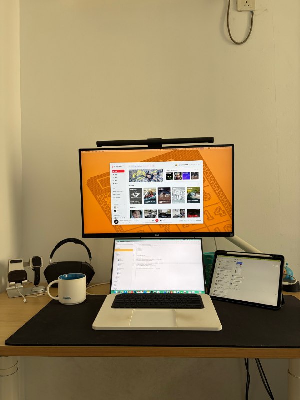 V2EX-最热主题桌搭最终形态（Mac mini 篇）MagicCoder:在家里使用 Mac mini 的时候，最大程度的还原 MacBookPro 的使用手感，至此，已完美搞定