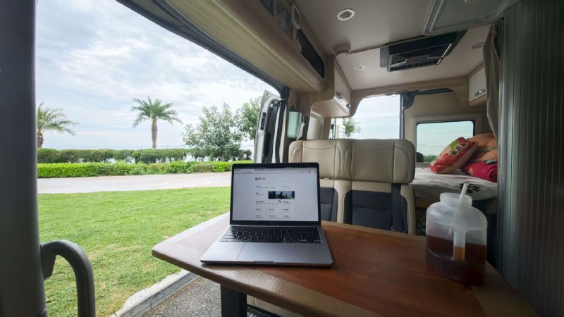 V2EX-最热主题房车旅行到了厦门，求问下厦门有啥好吃好玩儿的37Y37:昨天下午到了厦门，先在厦门海边的大榕树下睡了个午觉，然后骑上共享单车绕着环岛东路和环岛南路骑行了二十多公里（单程十多公里），是真的舒服呀，这才是厦门旅行最正确的打开方式今天早上从海边醒来，坐在车上干活了一上午，窗外就是沙滩大海，阴天下雨，大海并不是很蓝，但有海风，有海浪，还是舒服的，此时此刻，工位如下下午还没有想好去哪玩儿，有没有对厦门熟悉的朋友，推荐下，厦门有什么好吃好玩儿的？下午/晚上比较适合去哪玩儿？sourceV2EX-最热主题房车旅行到了厦门，求问下厦门有啥好吃好玩儿的37Y37:昨天下午到了厦门，先在厦门海边的大榕树下睡了个午觉，然后骑上共享单车绕着环岛东路和环岛南路骑行了二十多公里（单程十多公里），是真的舒服呀，这才是厦门旅行最正确的打开方式今天早上从海边醒来，坐在车上干活了一上午，窗外就是沙滩大海，阴天下雨，大海并不是很蓝，但有海风，有海浪，还是舒服的，此时此刻，工位如下下午还没有想好去哪玩儿，有没有对厦门熟悉的朋友，推荐下，厦门有什么好吃好玩儿的？下午/晚上比较适合去哪玩儿？source