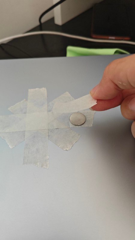 V2EX-最热主题解决 256g 丐版硬盘不足的问题（笑）qwetrz007sh:前言19 年看到一个视频有人这样干过，不过他是富二代，直接用的热熔胶粘上去的25 年我终于用上 MacBook 了，我改良了一下！优点：用磁铁，拿取很方便，更换硬盘也方便