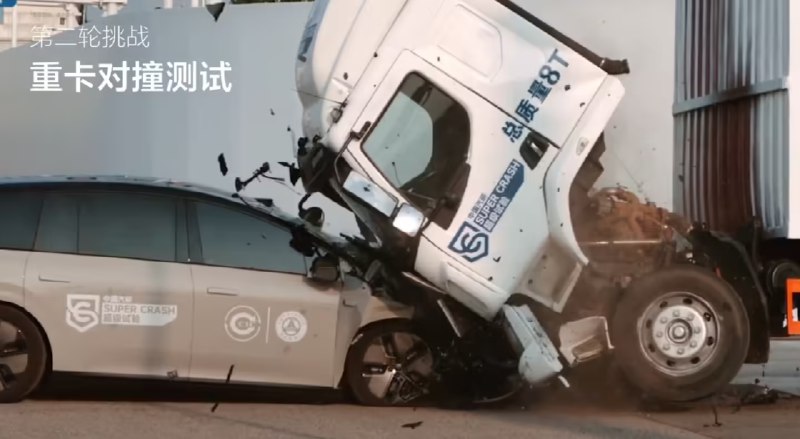 V2EX-最热主题理想和乘龙这一波对撞，你们站谁？#v2exhackroad: 理想汽车产品负责人 @老汤哥 Tango 今晚在微博上针对理想 i8 和卡车对撞事件进行回应，并“隔空喊话”乘龙卡车：“相信权威机构的专业，要不来复测一把？”并 @ 了理想汽车产品线负责人 @张骁 