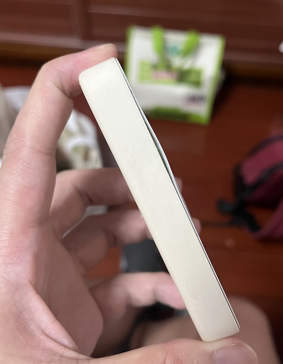 V2EX-最热主题硬糖无线充 2 年不到鼓包了, 无法售后，客服建议我扔掉别用了#v2exwtser:当时看他好看跟风买了一个充电套装，后来还爆出过会爆炸的新闻● 硬糖无线充爆炸了，有些好奇这种玩意都是谁在买国庆回家，带回去发现这个电池鼓包了，基本就没法用了也不敢用，还是扔掉保平安吧