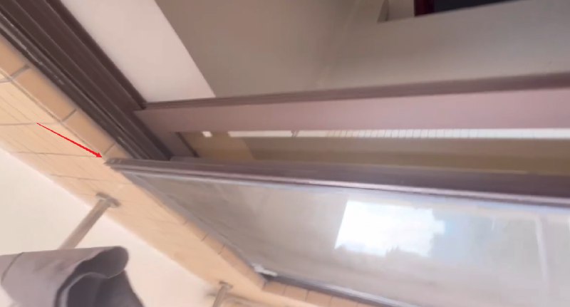 V2EX-最热主题租客要求维修(维修/更换)阳台纱窗门，该不该答应他？#v2extangzhiyong:租客搬进来 2 天，要求维修/更换蚊纱窗