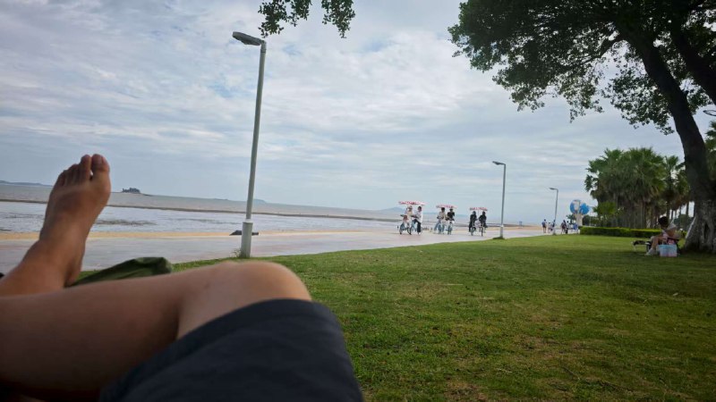 V2EX-最热主题房车旅行到了厦门，求问下厦门有啥好吃好玩儿的37Y37:昨天下午到了厦门，先在厦门海边的大榕树下睡了个午觉，然后骑上共享单车绕着环岛东路和环岛南路骑行了二十多公里（单程十多公里），是真的舒服呀，这才是厦门旅行最正确的打开方式今天早上从海边醒来，坐在车上干活了一上午，窗外就是沙滩大海，阴天下雨，大海并不是很蓝，但有海风，有海浪，还是舒服的，此时此刻，工位如下下午还没有想好去哪玩儿，有没有对厦门熟悉的朋友，推荐下，厦门有什么好吃好玩儿的？下午/晚上比较适合去哪玩儿？sourceV2EX-最热主题房车旅行到了厦门，求问下厦门有啥好吃好玩儿的37Y37:昨天下午到了厦门，先在厦门海边的大榕树下睡了个午觉，然后骑上共享单车绕着环岛东路和环岛南路骑行了二十多公里（单程十多公里），是真的舒服呀，这才是厦门旅行最正确的打开方式今天早上从海边醒来，坐在车上干活了一上午，窗外就是沙滩大海，阴天下雨，大海并不是很蓝，但有海风，有海浪，还是舒服的，此时此刻，工位如下下午还没有想好去哪玩儿，有没有对厦门熟悉的朋友，推荐下，厦门有什么好吃好玩儿的？下午/晚上比较适合去哪玩儿？source