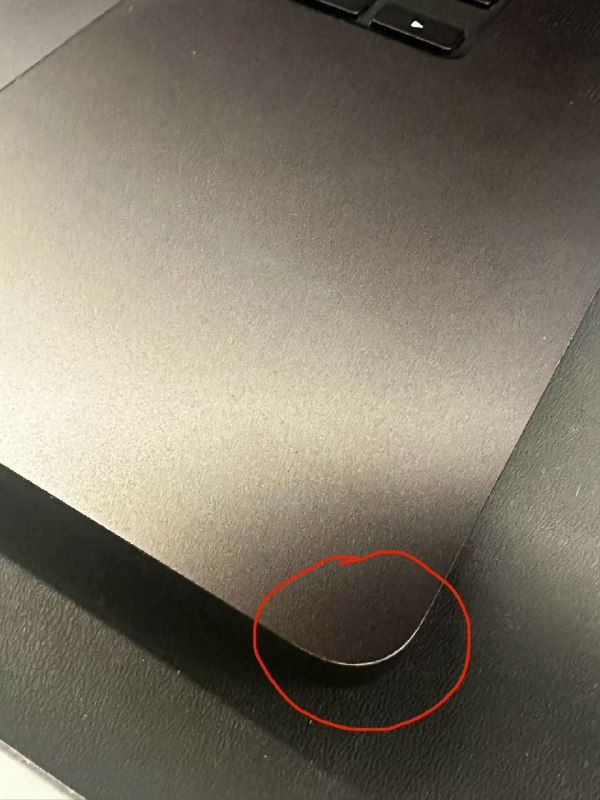 V2EX-最热主题Macbook Pro 2024 深空黑色版本，首发后用了一个月就掉漆了#v2exByleth:如图，是键盘面右下角、拖着右手的手腕，经常接触的那个地方，首发到现在使用了一个月，已经漏出了黑漆涂层下面的原色金属说实话，苹果的漆是真的不牢