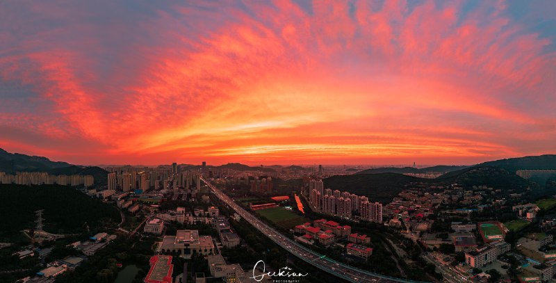 V2EX-最热主题我辜负了济南的世纪晚霞！#v2exGeeksun2021: 来济南半年了，第一次碰到质量这么高的晚霞预报，拍摄的时候我还是按照一直的习惯自动曝光，等在电脑上打开成片的时候才发现参数完全不对，噪点究极无敌多，越看越难受，花了两小时才修出来这五张凑合能看的照片，希望下次能弥补这个遗憾吧，顺带问一下朋友们，大疆 air3s 的安全快门到底是多少呢?iso 上限大概是多少呢?sourceV2EX-最热主题我辜负了济南的世纪晚霞！#v2exGeeksun2021: 来济南半年了，第一次碰到质量这么高的晚霞预报，拍摄的时候我还是按照一直的习惯自动曝光，等在电脑上打开成片的时候才发现参数完全不对，噪点究极无敌多，越看越难受，花了两小时才修出来这五张凑合能看的照片，希望下次能弥补这个遗憾吧，顺带问一下朋友们，大疆 air3s 的安全快门到底是多少呢?iso 上限大概是多少呢?source