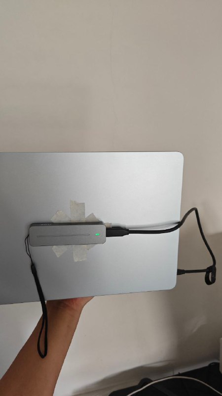 V2EX-最热主题解决 256g 丐版硬盘不足的问题（笑）qwetrz007sh:前言19 年看到一个视频有人这样干过，不过他是富二代，直接用的热熔胶粘上去的25 年我终于用上 MacBook 了，我改良了一下！优点：用磁铁，拿取很方便，更换硬盘也方便