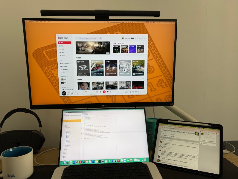 V2EX-最热主题桌搭最终形态（Mac mini 篇）MagicCoder:在家里使用 Mac mini 的时候，最大程度的还原 MacBookPro 的使用手感，至此，已完美搞定