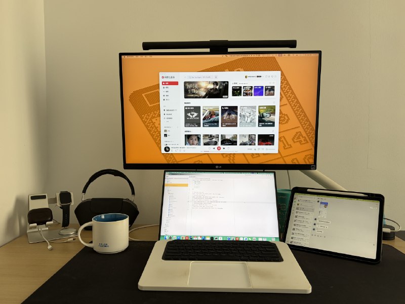 V2EX-最热主题桌搭最终形态（Mac mini 篇）MagicCoder:在家里使用 Mac mini 的时候，最大程度的还原 MacBookPro 的使用手感，至此，已完美搞定