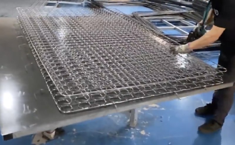 V2EX-最热主题新买的床垫居然才几个弹簧#v2exdavinci21s:我记得以前的床垫是这样的：----------------------然而今天买床和床垫的拉开床垫的拉链一看居然震惊到了，没想到内部居然是这样的