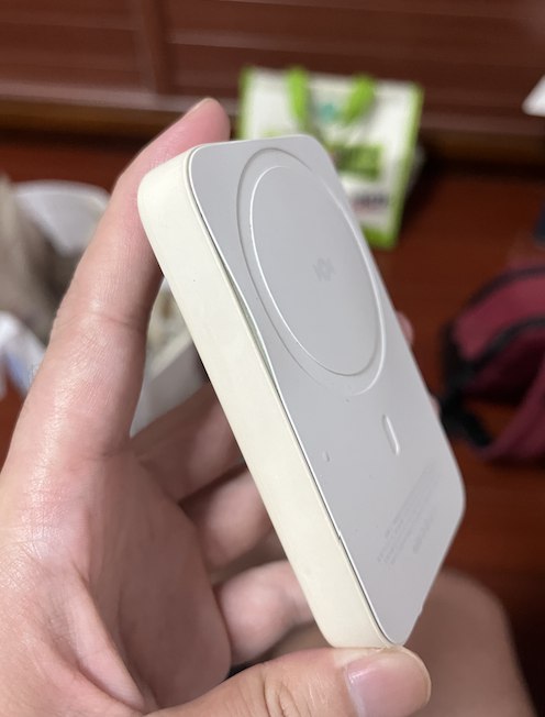 V2EX-最热主题硬糖无线充 2 年不到鼓包了, 无法售后，客服建议我扔掉别用了#v2exwtser:当时看他好看跟风买了一个充电套装，后来还爆出过会爆炸的新闻● 硬糖无线充爆炸了，有些好奇这种玩意都是谁在买国庆回家，带回去发现这个电池鼓包了，基本就没法用了也不敢用，还是扔掉保平安吧